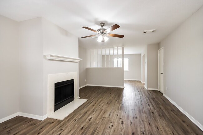 Foto del edificio - 6923 Echo Pines Dr