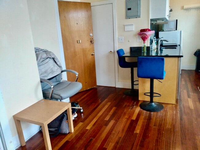 Building Photo - 108 Myrtle St