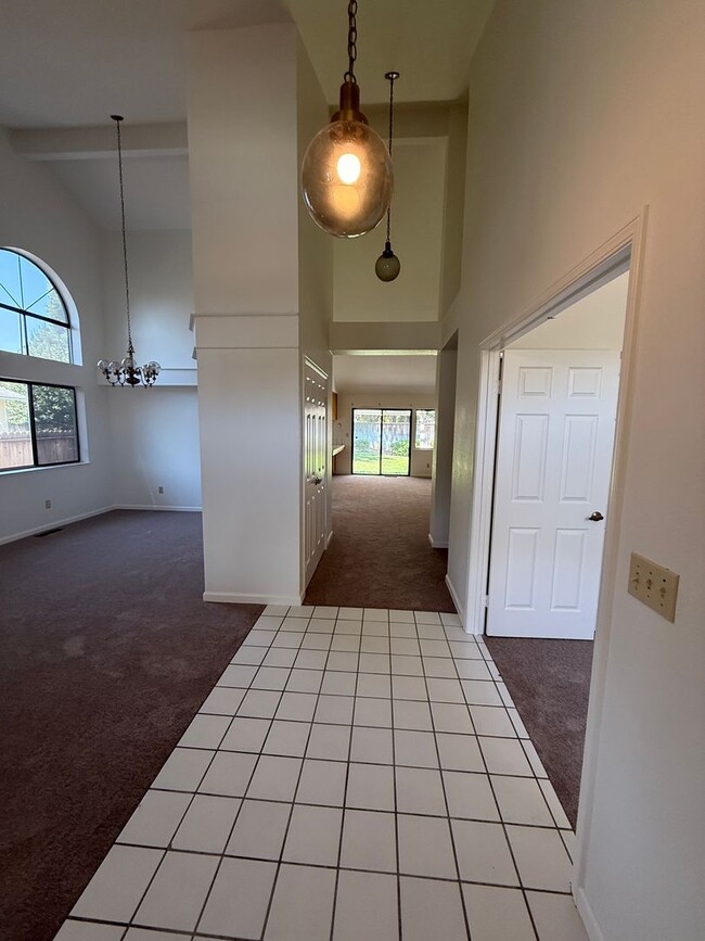 Building Photo - A Cute Single Quiet Court Home!