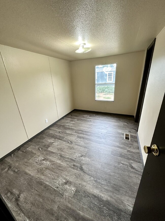 Building Photo - "Charming 3-Bedroom Home with 2 Full Baths in Woodward, OK – Your Cozy Retreat Awaits!"