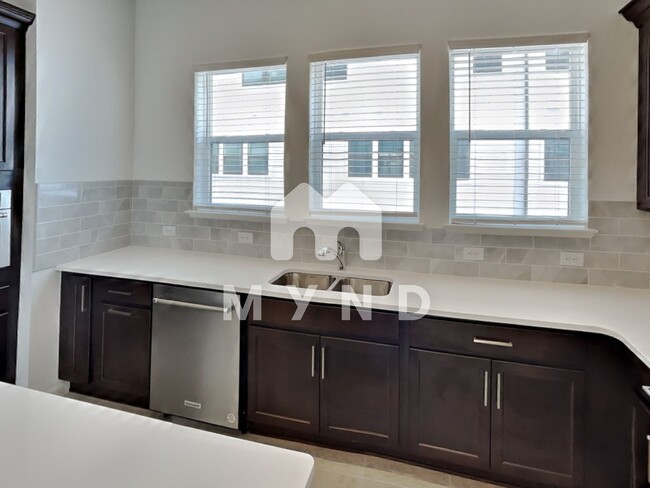 Building Photo - 2353 Brix St