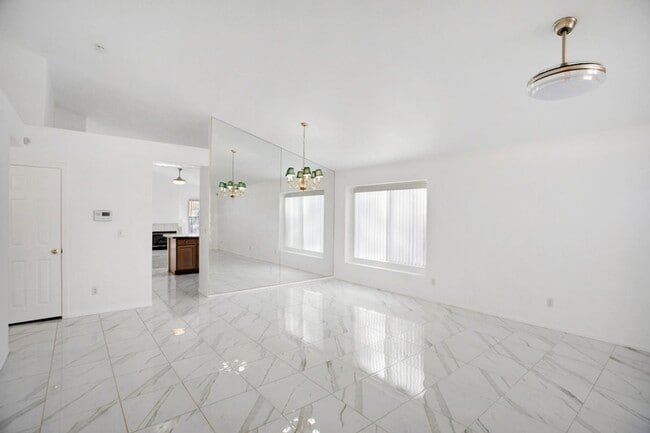 Foto del edificio - Single Story, 3 Bedroom, Peccole Ranch Beauty