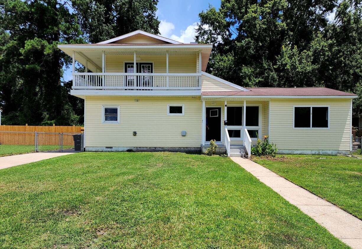 Foto principal - 607 New River Dr., Jacksonville, NC