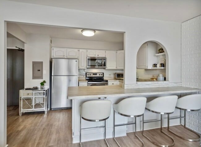 Photo - 3930 N Pine Grove Ave (Chicago, IL) Apartment