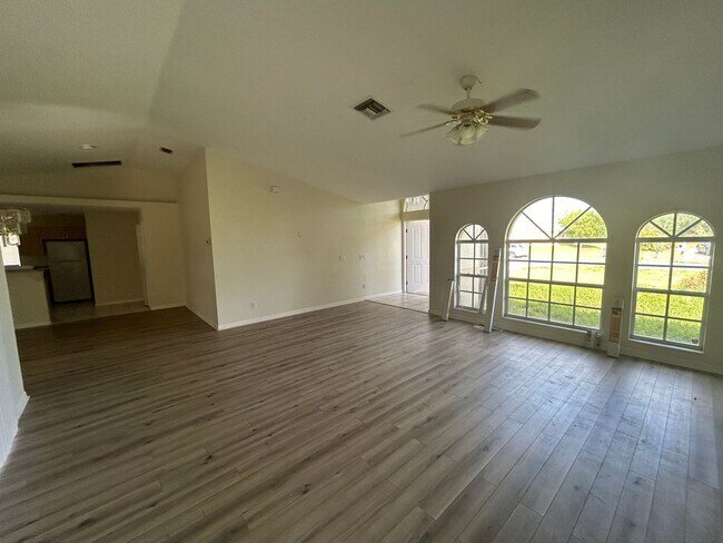Foto del edificio - COMING MID NOVEMBER  3/2 Spacious home off...