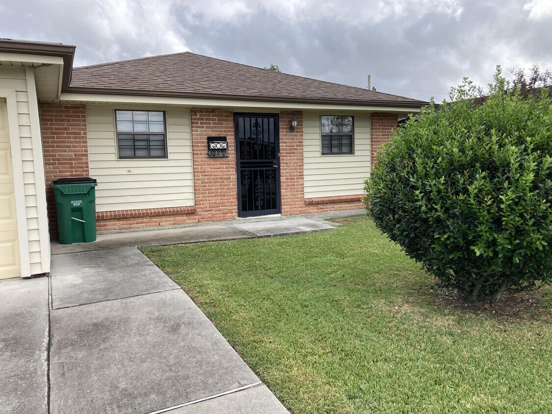 Primary Photo - 1337 Maplewood Dr