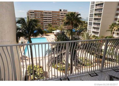 Foto del edificio - 7601 E Treasure Dr