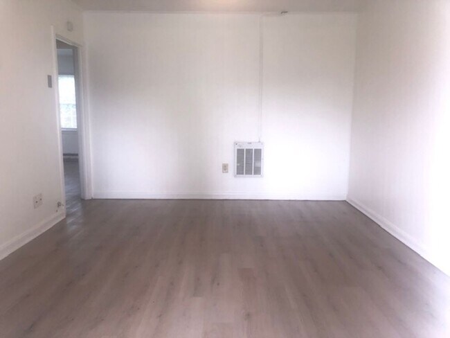 Foto del edificio - One Bedroom One Bathroom Home in St. Albans