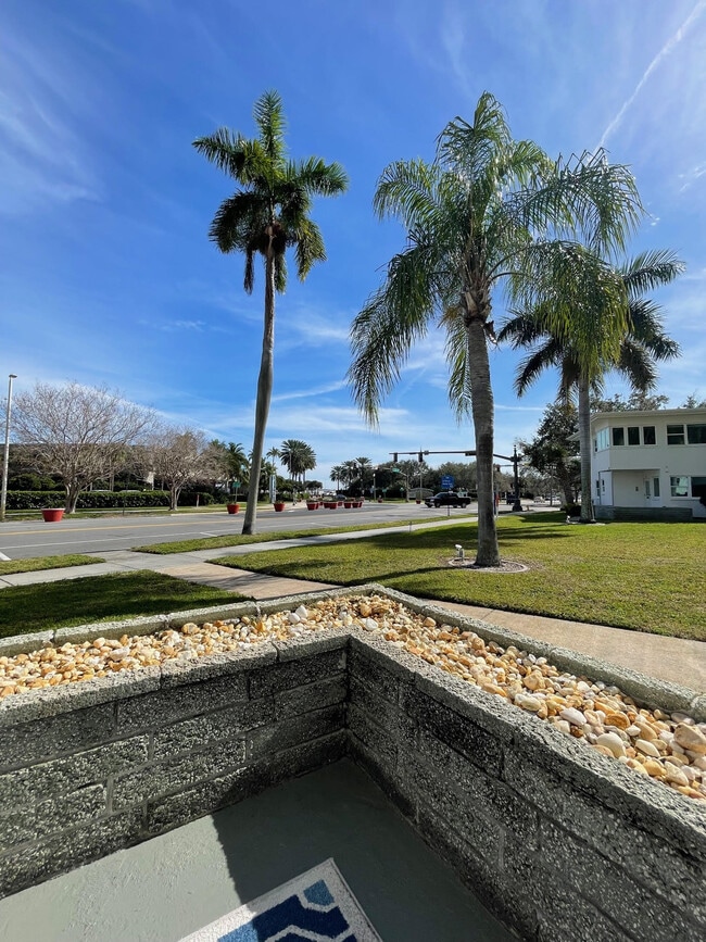 Building Photo - 499 1st St S