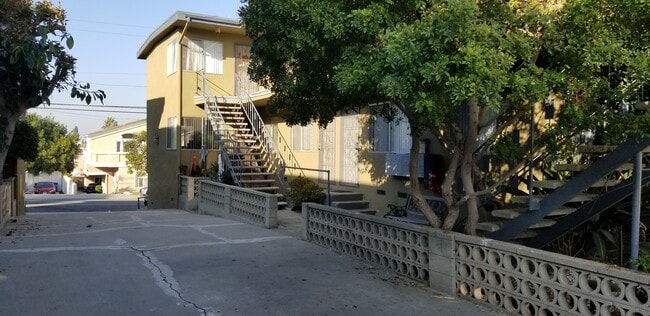 Building Photo - 2118 Vanderbilt Ln
