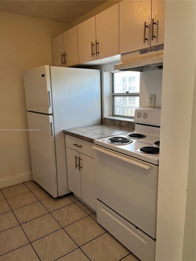 Foto del edificio - 8600 N Sherman Cir