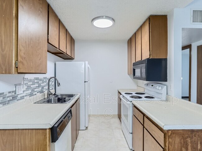 Foto del edificio - 3100 S Federal Blvd