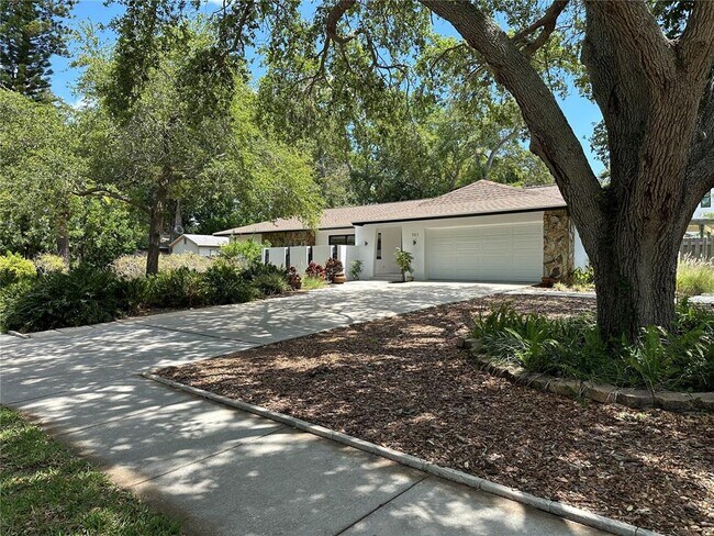 Building Photo - 701 Bluff View Dr