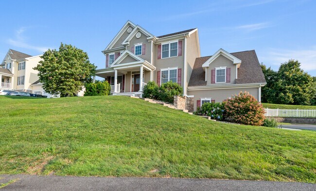 Building Photo - 5 Rolling Hills Dr
