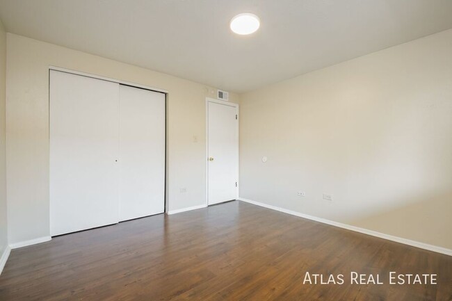 Foto del edificio - Spacious 2 bed 1 bath unit in Lakewood !