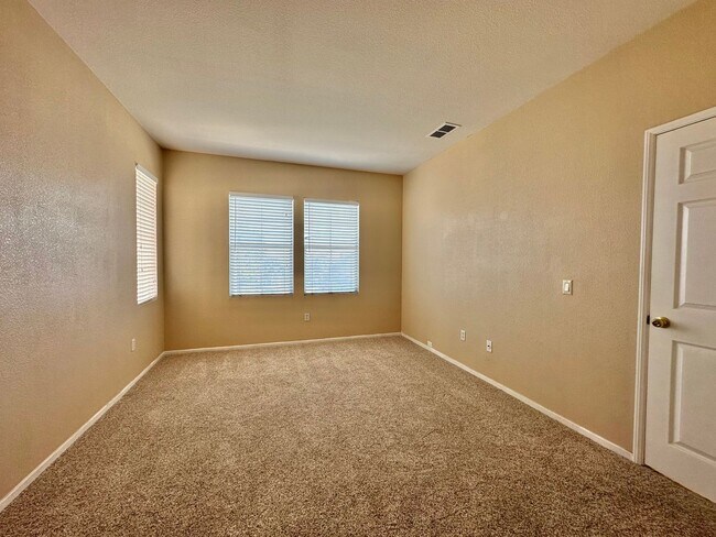 Foto del edificio - Beautiful Remodeled Townhome in Eastlake w...