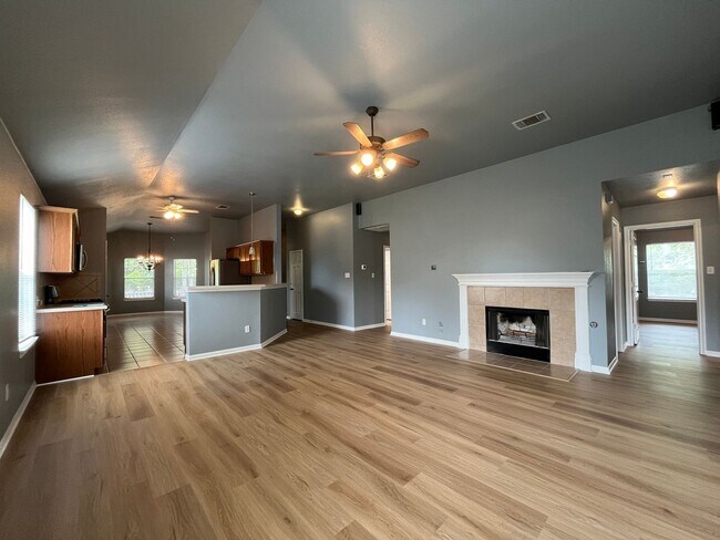 Building Photo - FOUR Bedroom, Open Floor Plan Home in Geor...