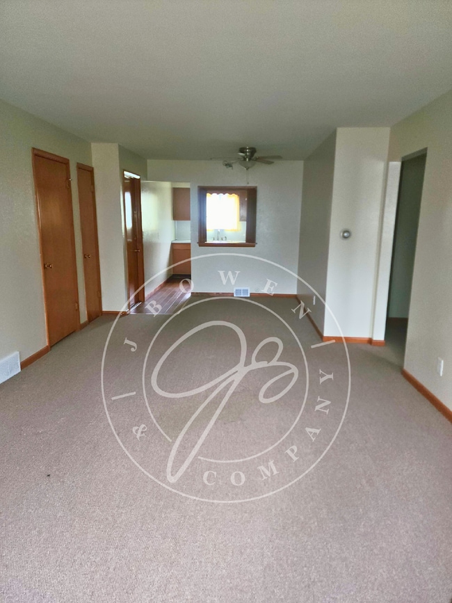 Building Photo - 2 bedroom- Perrysburg School District! Rea...