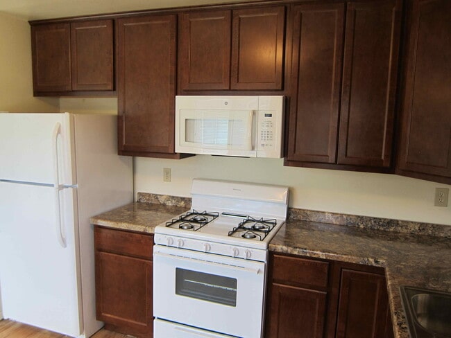 Building Photo - 3 Bedroom 2 and  1/2 Bath Townhome