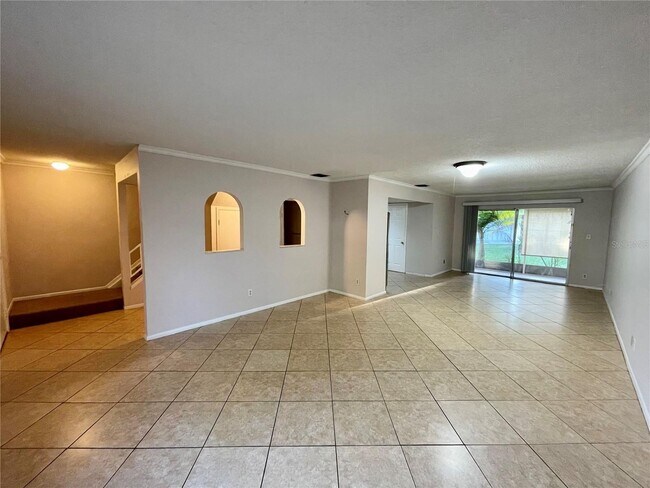 Building Photo - 4/2.5 Condo with beautifully updated kitchen, in Sarasota, location is Ideal!!