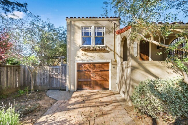 Building Photo - Spacious 2 Bed, 2 Bath Home