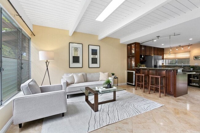 Building Photo - Kahala Tropic Gardens 2 bed 1.5 bath Fully...