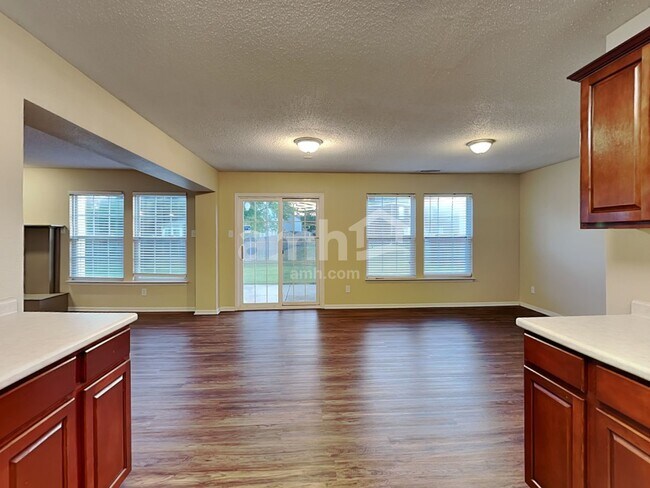 Foto del edificio - 13993 Meadow Lake Dr