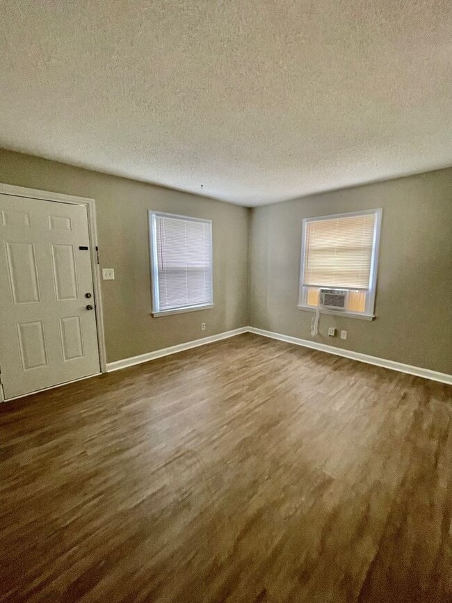 Building Photo - Adorable 2 bedroom 1 bath home . Located in the Belmont area .