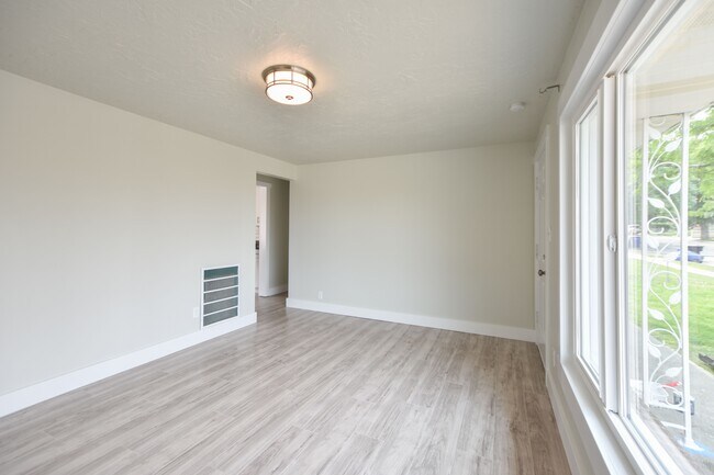 Building Photo - 3321 S Broadway St