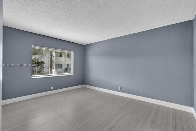 Building Photo - 101 SE 6th Ave