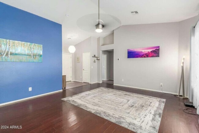 Foto del edificio - 5 Bedroom Single Family Home in Surprise