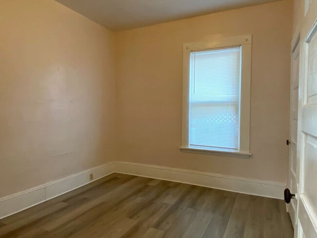 Building Photo - Cute Remodeled 2/1