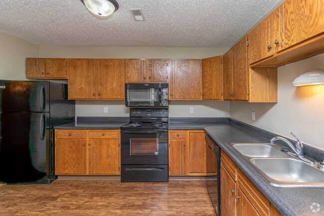 2BR, 1BA - 972 SF - Oakwood Estates