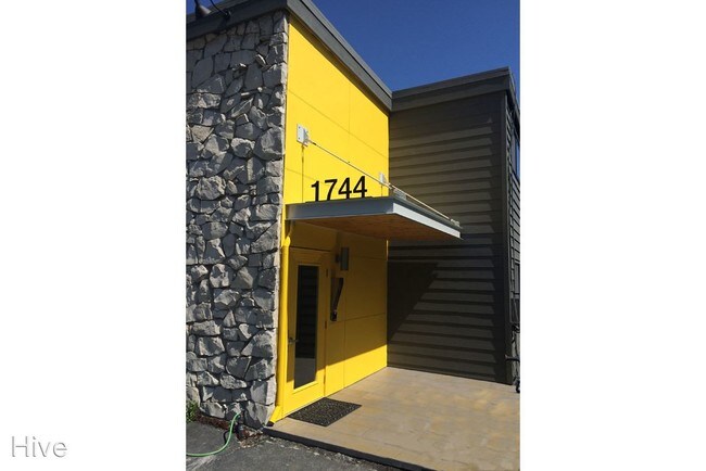 Building Photo - 1744 Dexter Ave N