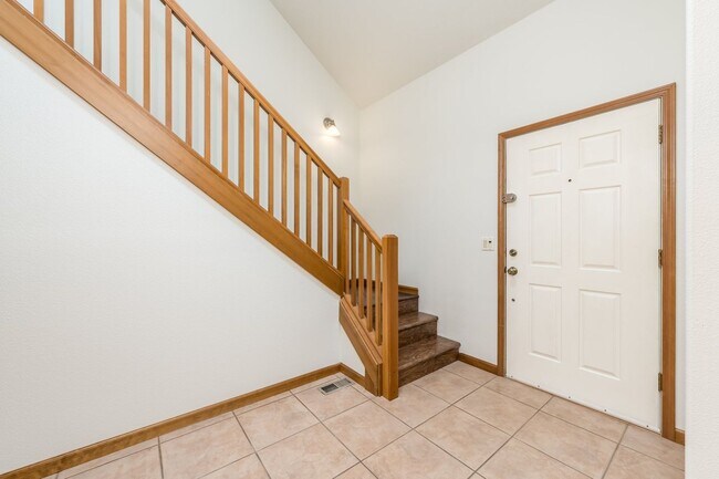 Building Photo - "Private Retreat in Tualatin: Pet-Friendly...