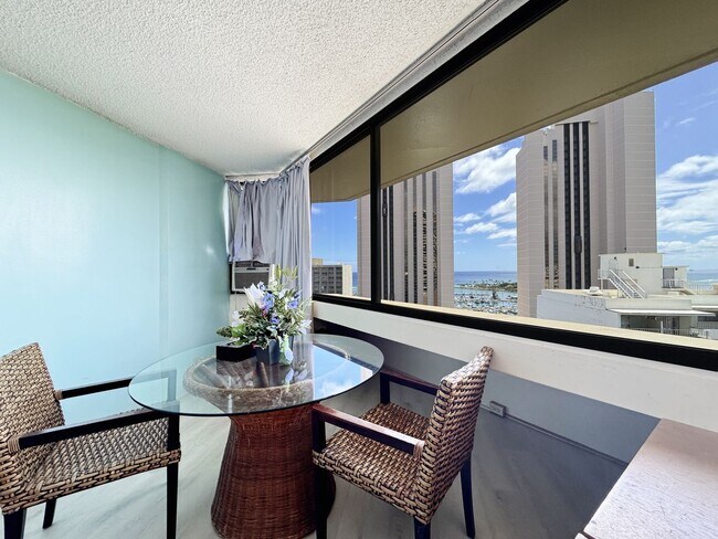 Foto del edificio - Furnished Waikiki Condo with A/C and Utili...
