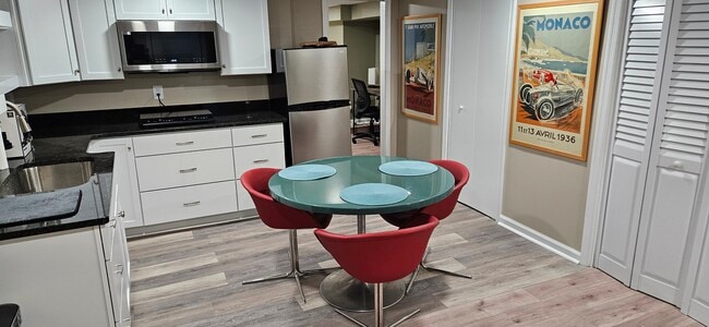 Building Photo - 4633 Kernwood Ave