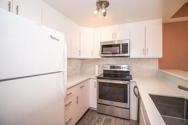 Building Photo - Updated One Bedroom Condo at Opera Plaza |...