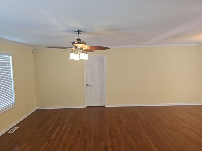 Building Photo - 3 Bed 2bath house off of Hard Scrabble Rd ...