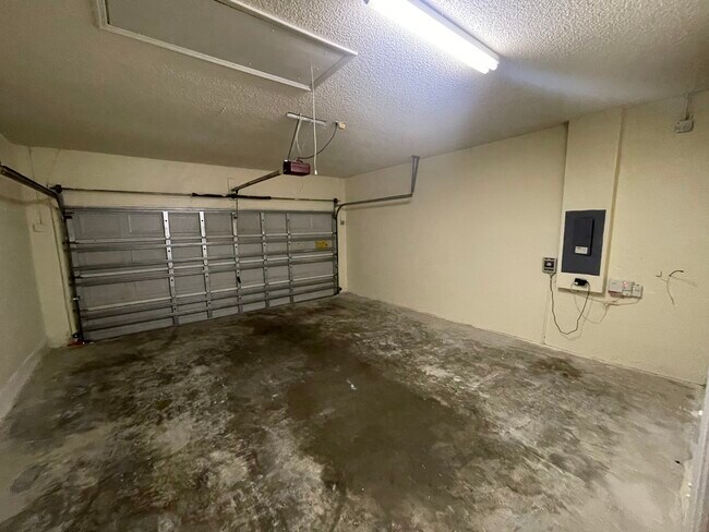 Building Photo - 611 Terranova Dr