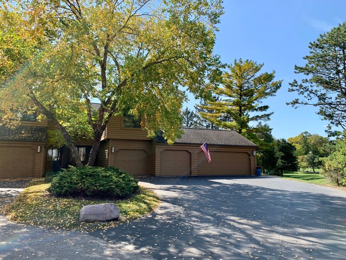 357 Indian Point, Lake Barrington, IL 60010 Condo for Rent in Lake