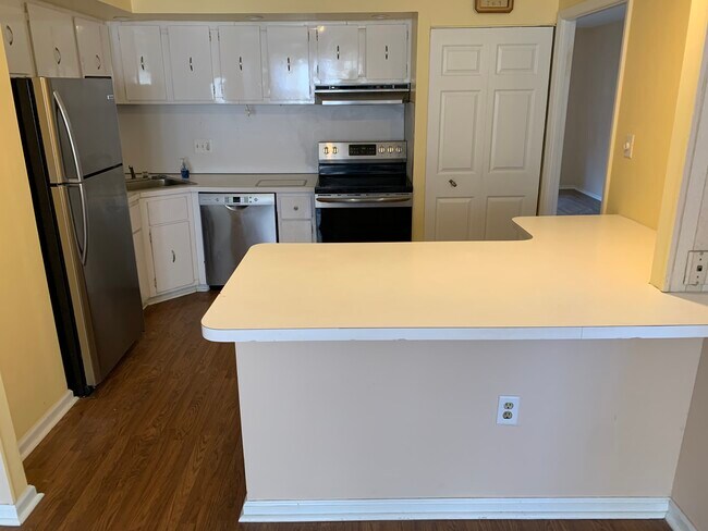 Full kitchen w / stainless steel - Bishop Dr