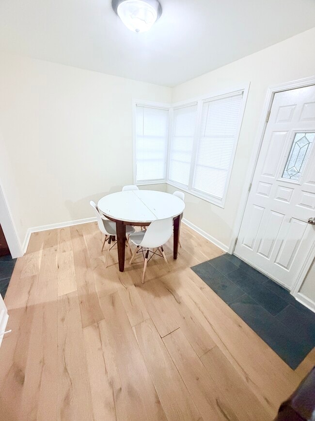 Dining - 305 S Van Doren St