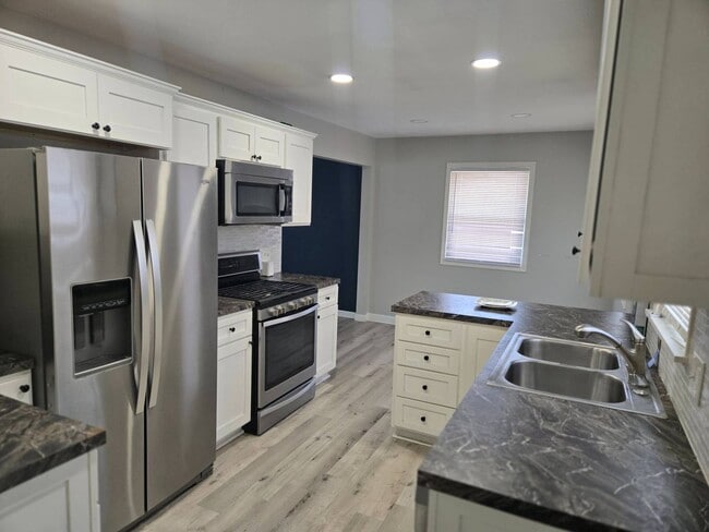 Building Photo - Charming 5-Bedroom Property in Prime Location