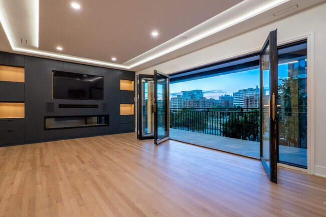 Building Photo - 611 W 49th St