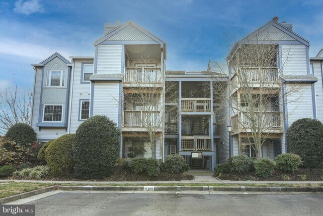 Building Photo - Charming 2BR/2BA Condo with Fireplace & Pr...
