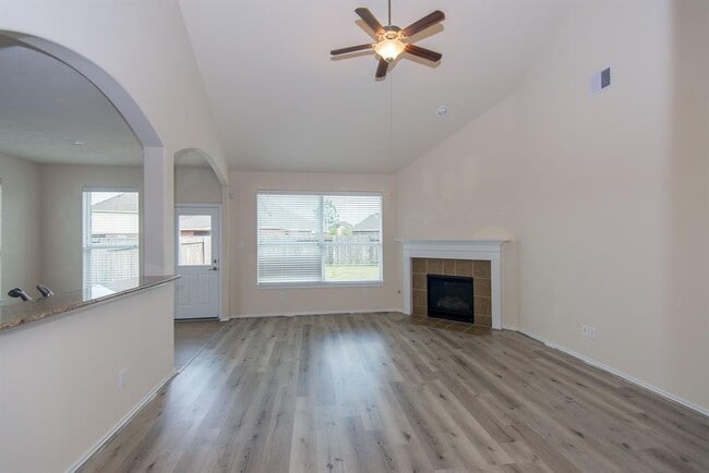 Foto del edificio - 5301 Summer Spring Ln