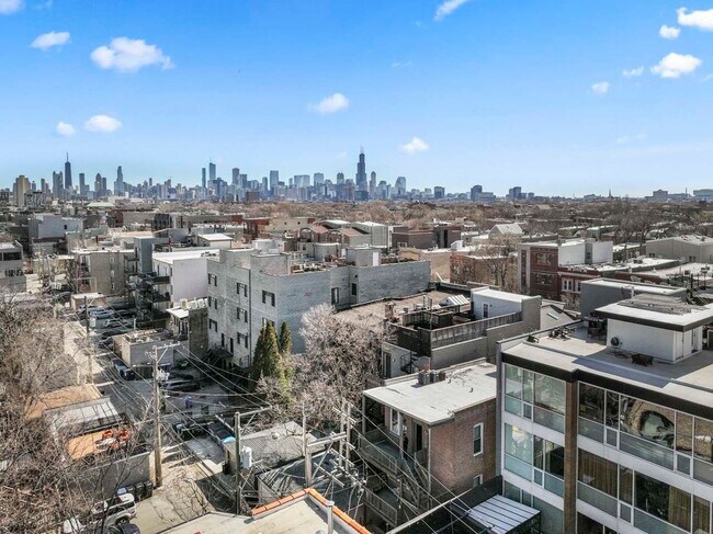 Foto del edificio - 2152 W Division St