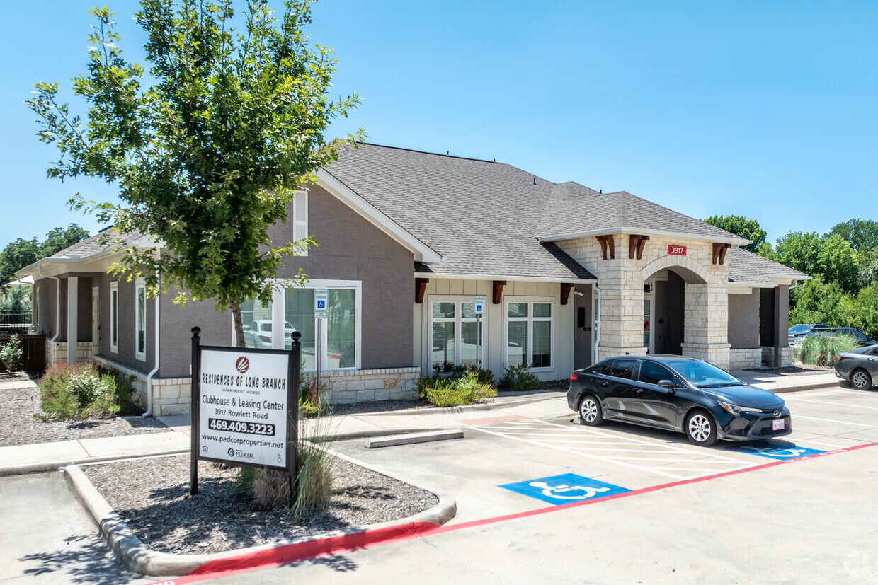 Oficina de arrendamiento - Residences of Long Branch