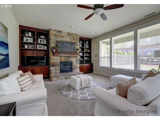 Foto del edificio - FOR RENT UNFURNISHED: Beautifully maintained 2015 Noyes-built home, 5 bed, 3 bath, 2 car garage w...